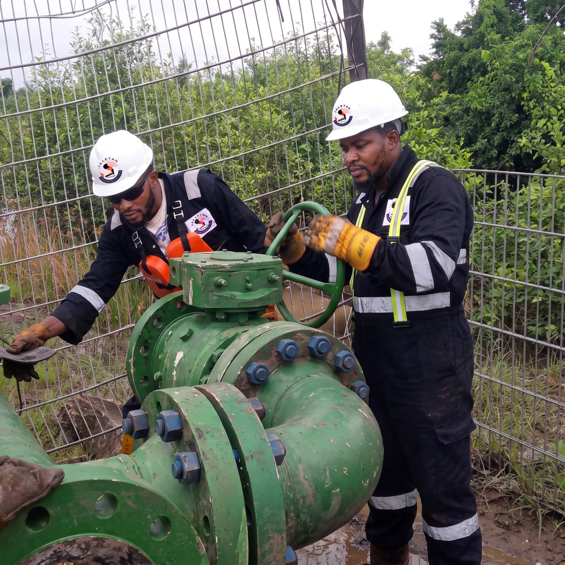 Trainees operating a field valve on a Jaletan pipeline